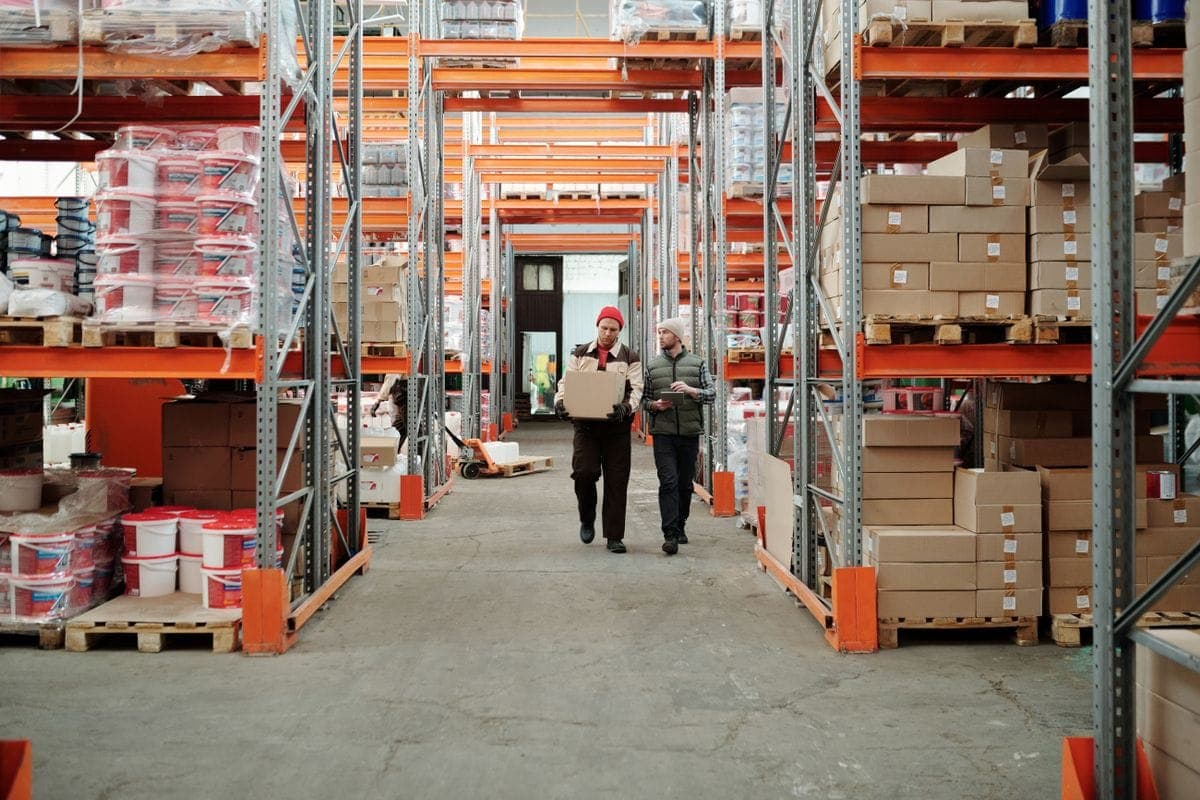 Boxes being received in a hub aisle